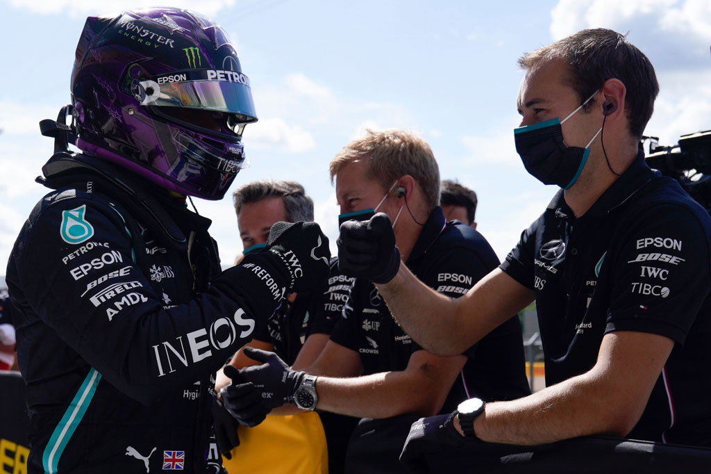 Hamilton, yang juga mengincar kemenangan ketujuhnya di Silverstone, menorehkan waktu terbaik yaitu satu menit 24,303 detik. Bagi Hamilton, ini merupakan 'pole position' ke-91 dalam kariernya.