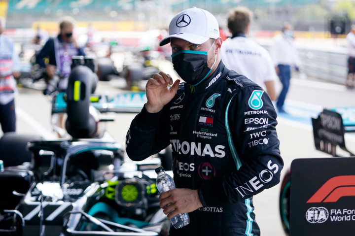 Sedangkan rekan setimnya, Valtteri Bottas akan start dari P2, terpaut 0,313 detik dari pembalap asal Inggris tersebut, demikian laman resmi Formula 1. Hasil tersebut merupakan 'pole position' Mercedes untuk kali kedelapan secara beruntun di Silverstone.