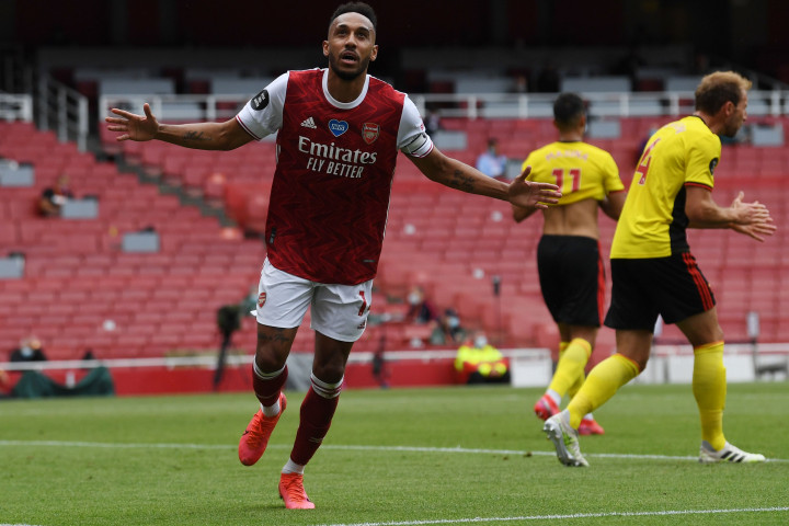 Arsenal membalas pada menit ke-28 melalui eksekusi tendangan penalti Pierre-Emerick Aubameyang. Babak pertama ditutup dengan skor sama kuat 1-1. AFP Photo/Neil Hall