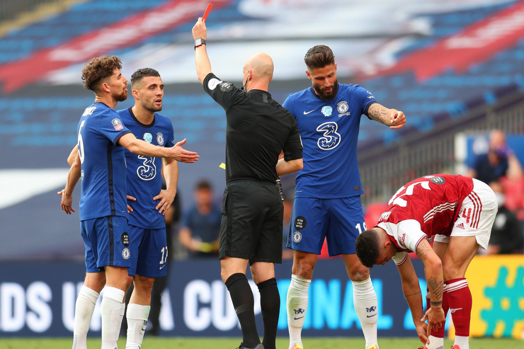 Nasib apes kembali diperoleh Chelsea usai Mateo Kovacic diusir wasit pada menit ke-73. AFP Photo/Catherine Ivill
