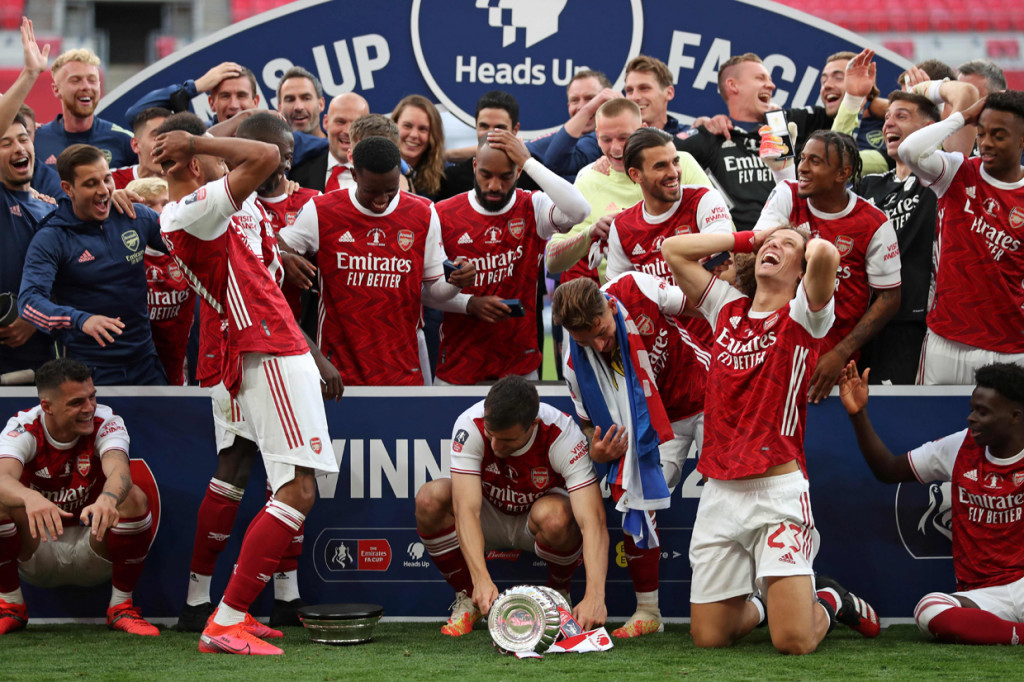 Sontak saja kejadian itu disambut gelak tawa Aubameyang dan beberapa pemain Arsenal semisal David Luiz dan Nicolas Pepe. Beberapa pemain lainnya sampai memegang kepala mereka tanda tak percaya momen tersebut terjadi. AFP Photo/Cathrtine Ivill