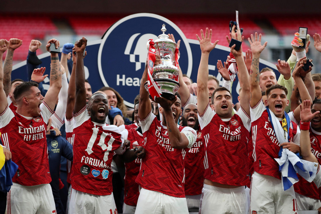 Namun momen itu tak merusak pesta Arsenal secara keseluruhan. Aubameyang lalu merangkai kembali trofi dan dengan berhati-hati mengangkat piala sambil memegang bagian bawah trofi. AFP Photo/Adam Davy