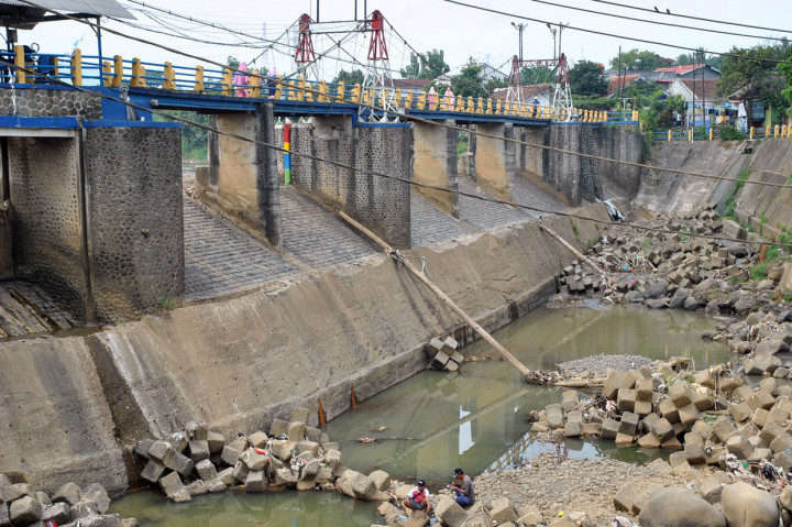 Warga memancing ikan di sungai Ciliwung, Bendung Katulampa, Kota Bogor, Jawa Barat.