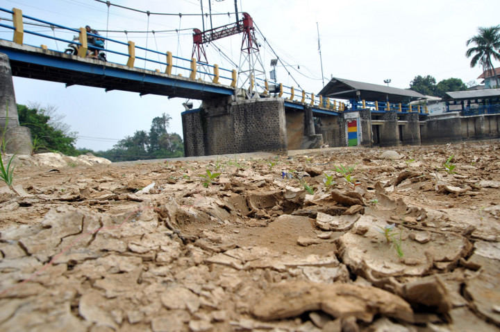 Debit air sungai Ciliwung di Bendung Katulampa, Bogor terus mengalami penyusutan sejak satu bulan terakhir di awal musim kemarau dengan kondisi aliran air hanya 100 liter per detik dan ketinggian air 0 cm.
