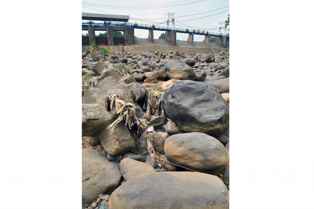 Pengendara motor melintas di jembatan sungai Ciliwung, Bendung Katulampa, Kota Bogor, Jawa Barat.