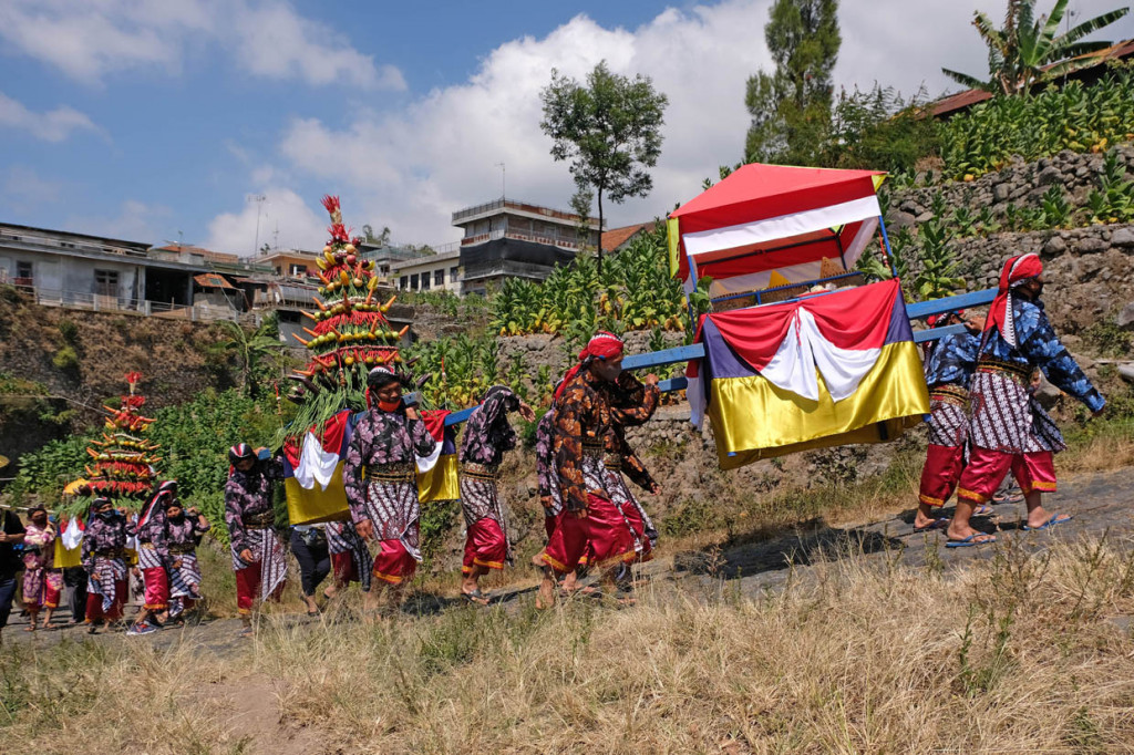 Sejumlah warga mengikuti kirab tradisi Grebeg Besar Lamuk Legok di lereng Gunung Sumbing Desa Legoksari, Tlogomulyo, Temanggung, Jawa Tengah.