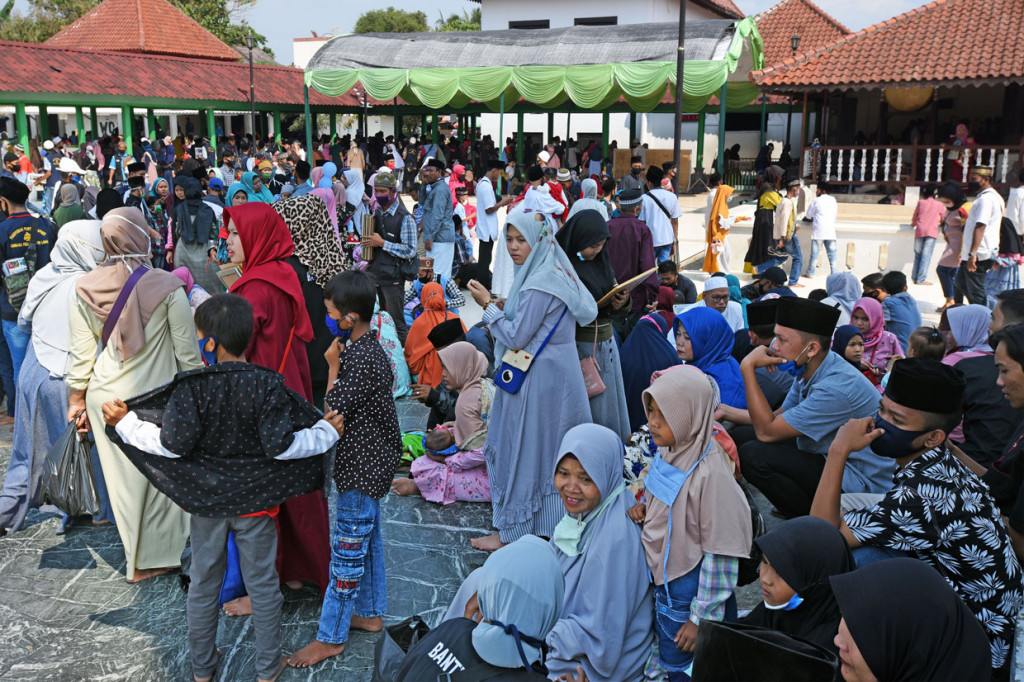 Sejumlah wisatawan memadati kawasan Wisata Religi makam Kesultanan Banten di Kasemen, Serang.