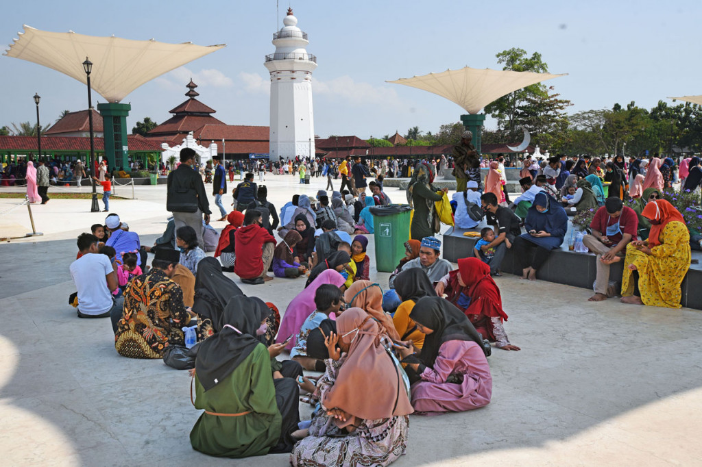 Sejumlah objek wisata di kawasan pesisir Barat dan Utara Banten dipadari wisatawan yang memanfaatkan libur Hari Raya Iduladha 1441 H.