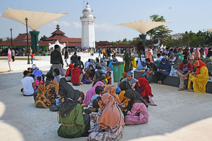 Sejumlah objek wisata di kawasan pesisir Barat dan Utara Banten dipadari wisatawan yang memanfaatkan libur Hari Raya Iduladha 1441 H.