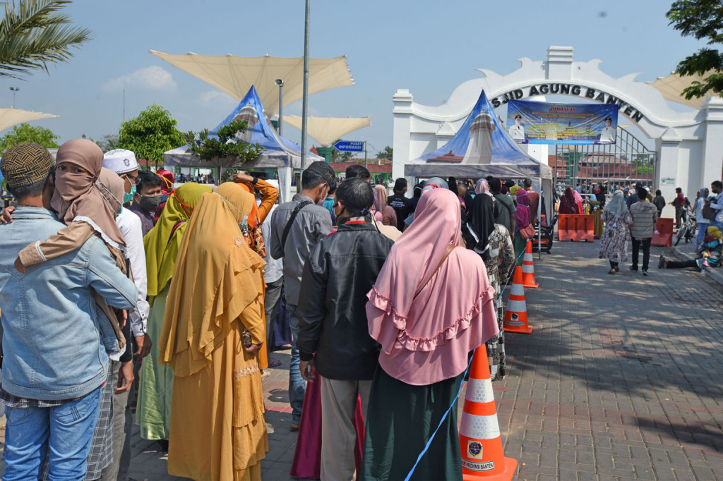 Sejumlah wisatawan memadati pintu masuk kawasan Wisata Religi Mesjid Agung Kesultanan Banten di Kasemen, Serang.