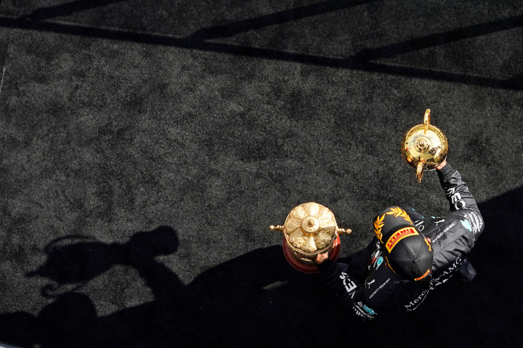 Pebalap Mercedes, Lewis Hamilton, menjuarai F1 GP Inggris, meski ban depannya pecah di lap terakhir. AFP Photo/Will Oliver