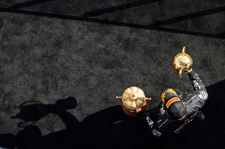 Pebalap Mercedes, Lewis Hamilton, menjuarai F1 GP Inggris, meski ban depannya pecah di lap terakhir. AFP Photo/Will Oliver
