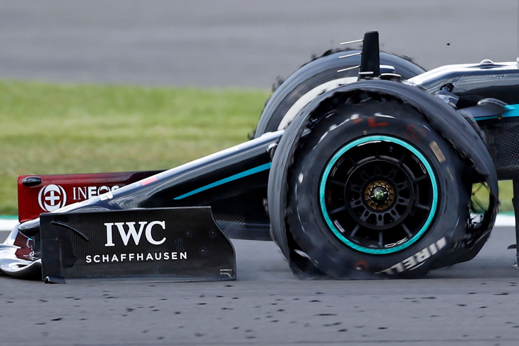 Kemenangan di kampung halamannya kali ini diraih dengan cara yang dramatis. Ia mampu menjaga mobilnya tetap di lintasan dan finis di posisi terdepan, meski ban depan bagian kiri mobilnya pecah di lap terakhir. AFP Photo/Andrew Boyers