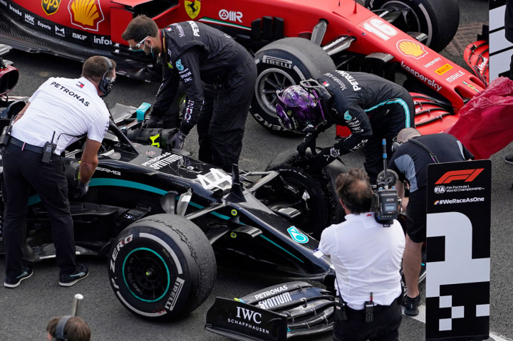 Hamilton mengaku sempat cemas saat mengetahui ban mobilnya mengalami masalah. Namun, keputusannya untuk tetap memaksakan memacu mobilnya berbuah manis dengan raihan podium pertama. AFP Photo/Will Oliver