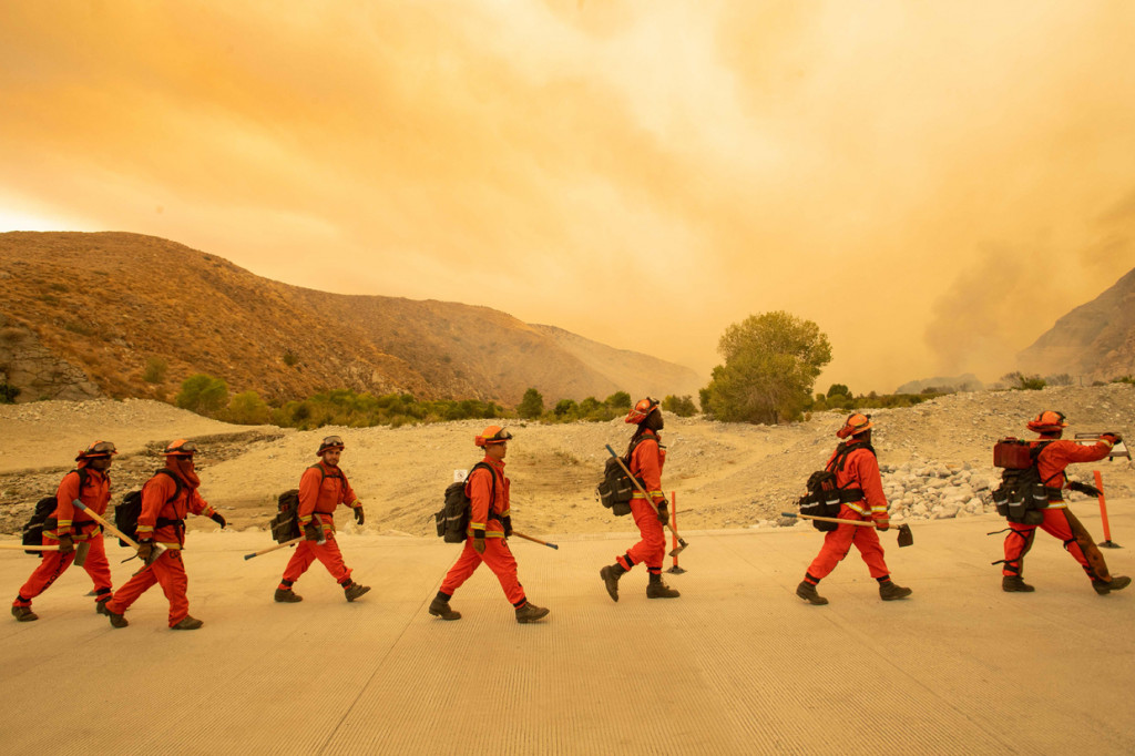 Lebih dari 1.300 petugas berusaha keras memadamkan kebakaran hutan yang berkobar tak terkendali di California selatan, Amerika Serikat. AFP Photo/Josh Edelson