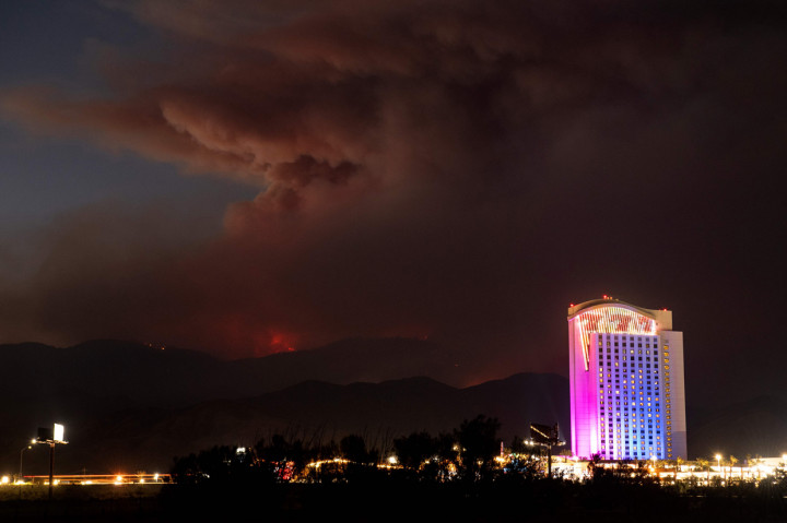 Kebakaran ini mengancam keselamatan ribuan orang dan juga berpotensi merusak banyak rumah di wilayah timur Los Angeles. AFP Photo/Josh Edelson