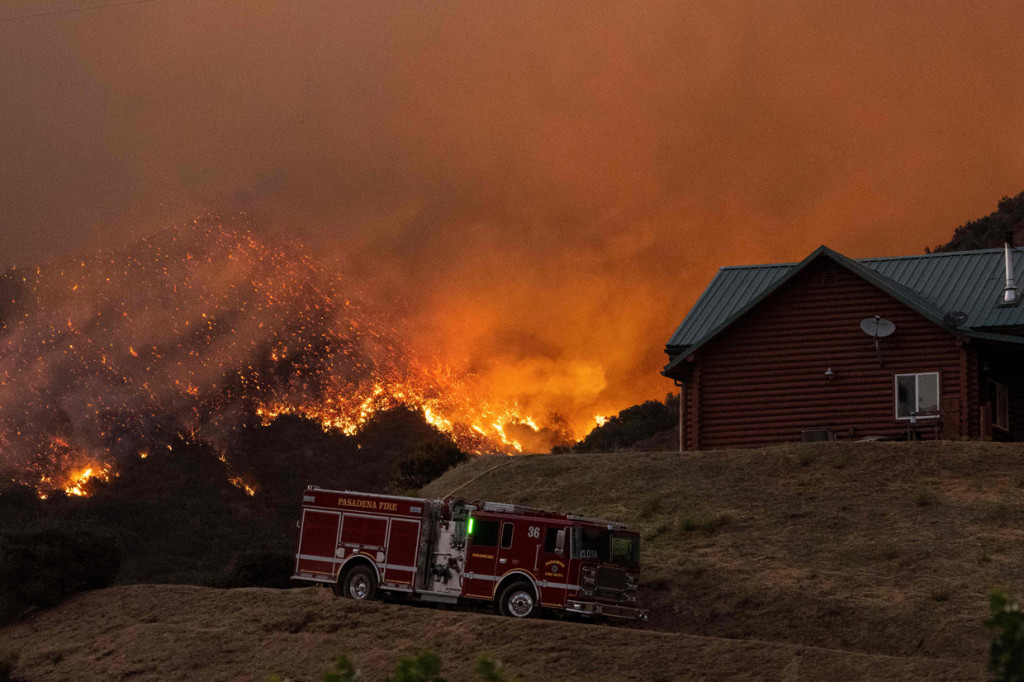 Sedikitnya 7.800 orang dari 2.600 rumah di California selatan telah dievakuasi akibat berkobarnya Apple Fire. Otoritas California belum dapat memastikan kapan mereka semua dapat kembali ke rumah masing-masing. AFP Photo/Josh Edelson