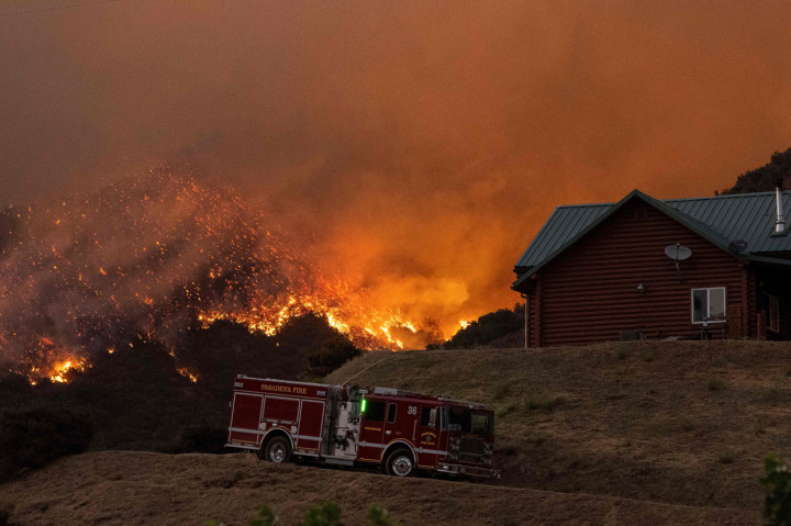 Sedikitnya 7.800 orang dari 2.600 rumah di California selatan telah dievakuasi akibat berkobarnya Apple Fire. Otoritas California belum dapat memastikan kapan mereka semua dapat kembali ke rumah masing-masing. AFP Photo/Josh Edelson