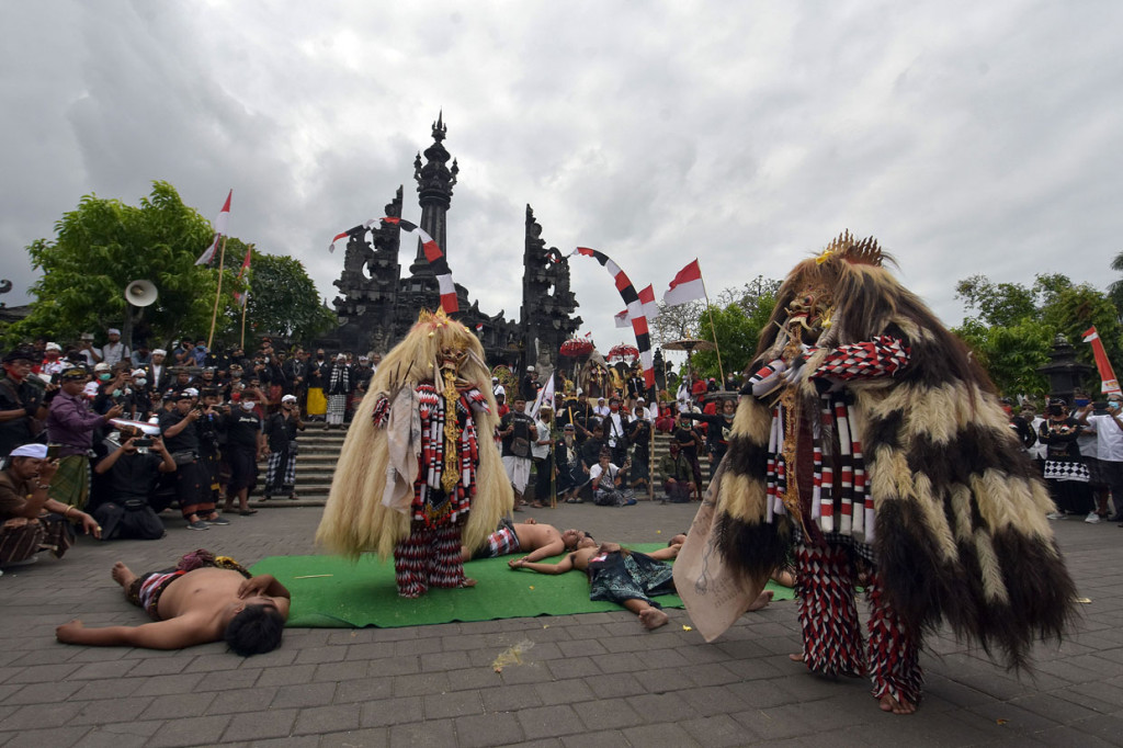 Aksi tersebut mendesak Parisada Hindu Dharma Indonesia (PHDI) mencabut ajaran Hare Krishna di seluruh nusantara karena dinilai bertentangan dengan ajaran Hindu Bali.