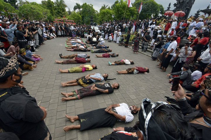 Umat Hindu dari Forum Komunikasi Taksu Bali menampilkan atraksi seni budaya Bali sebagai bentuk aksi penolakan ajaran Hare Krishna, di kawasan Monumen Bajra Sandhi, Denpasar, Bali.
