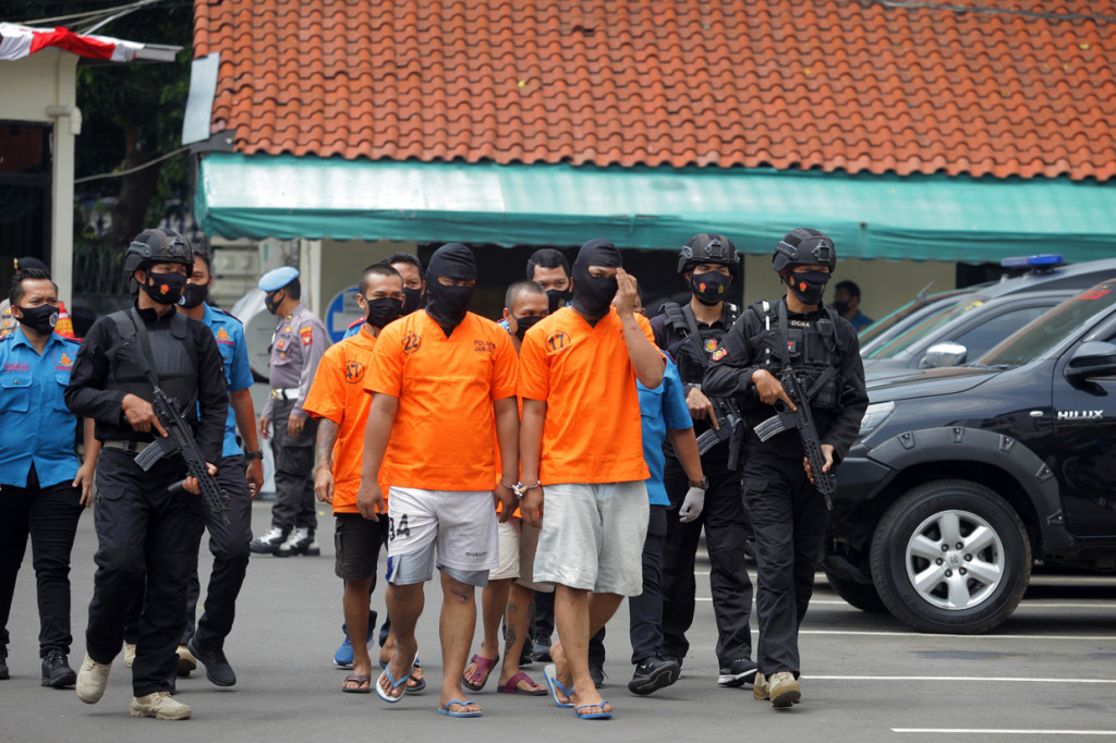 Petugas polisi menggiiring tersangka kasus narkotika saat rilis kasus pengungkapan jaringan narkotika lintas Sumatera-Jawa, di Polres Metro Jakarta Selatan, Jakarta.