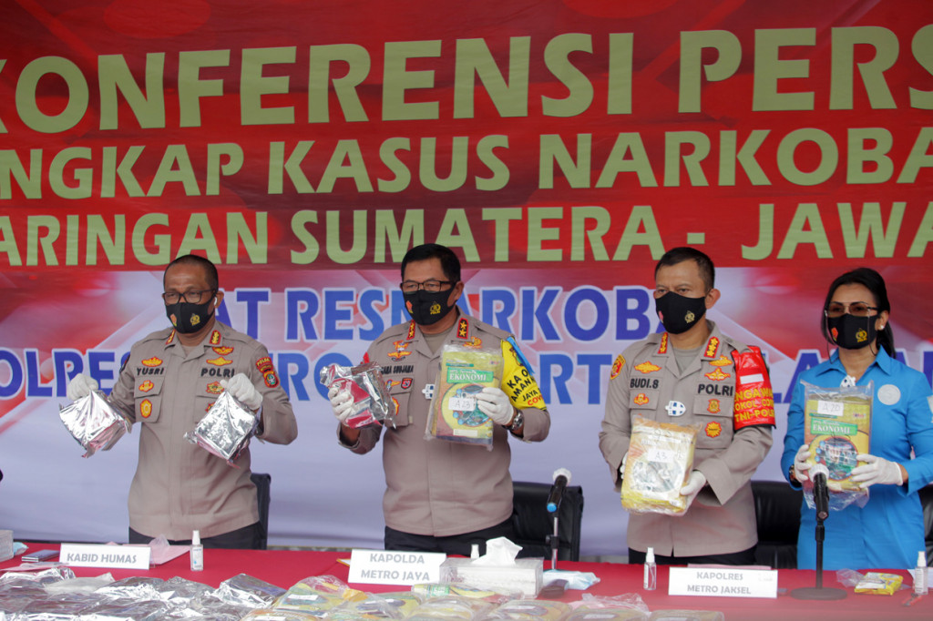 Kapolda Metro Jaya Irjen Pol Nana Sudjana (kedua kiri), Kabid Humas Polda Metro Jaya Kombes Pol Yusri Yunus (kiri), Kapolres Metro Jakarta Selatan Kombes Pol Budi Sartono (kedua kanan) dan Kasat Narkoba Polres Metro Jakarta Selatan Kompol Vivick Tjangkung (kanan) memberikan keterangan kepada wartawan saat rilis kasus pengungkapan jaringan narkotika lintas Sumatera-Jawa, di Polres Metro Jakarta Selatan, Jakarta.