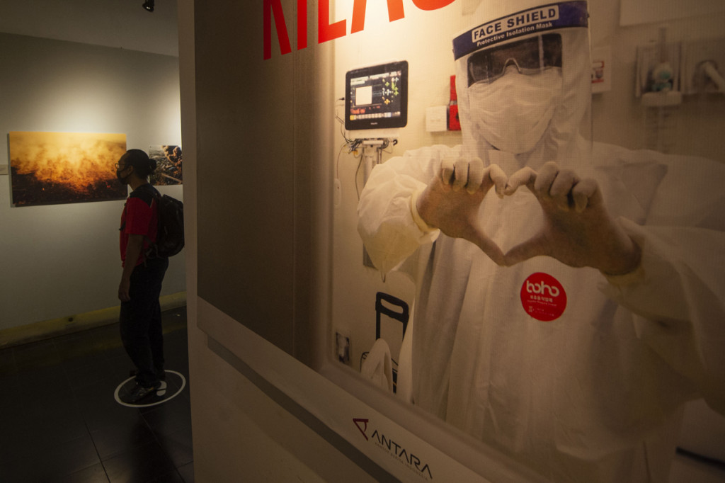 Pameran 'Kilas Balik 2019+Covid-19' merekam berbagai peristiwa penting yang terjadi di Indonesia selama tahun 2019, seperti kerusuhan pasca-pilpres 2019, kerusuhan RUU KPK, hingga pandemi Covid-19.