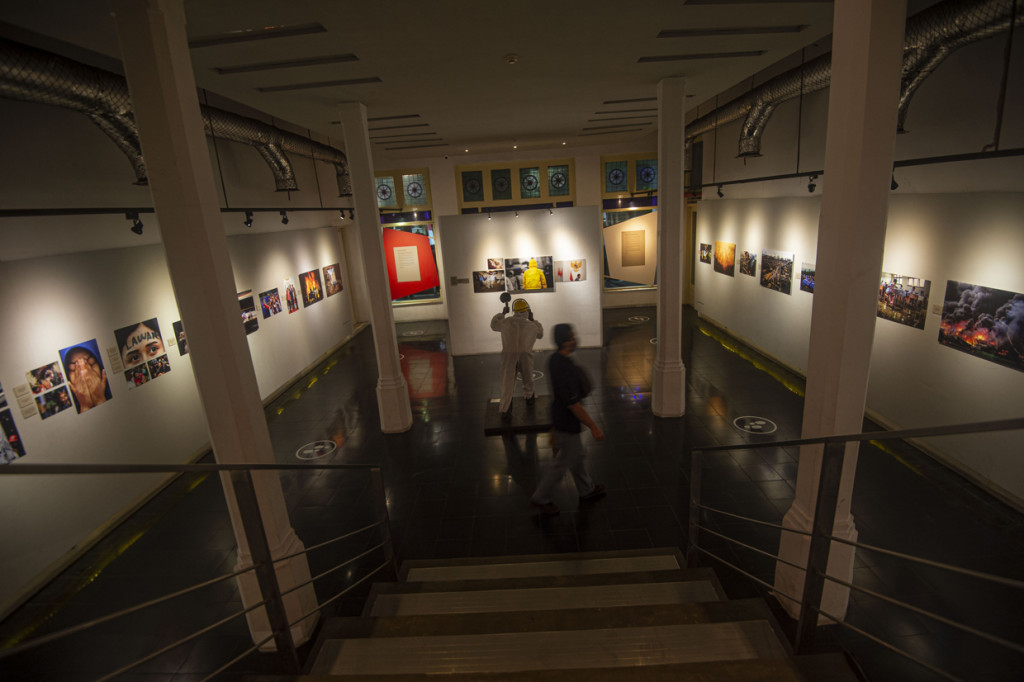 Dalam pameran tersebut terdapat 236 foto yang telah diseleksi, serta akan disajikan dalam buku. Foto-foto itu berasal dari karya 69 pewarta foto ANTARA yang tersebar di 29 wilayah di Indonesia.