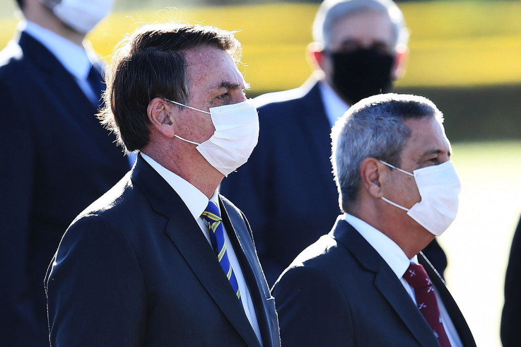 Pekan lalu, istri Presiden Bolsonaro dan salah satu menterinya juga terinfeksi virus korona. Sebelumnya Bolsonaro juga dinyatakan positif namun hasil tes terakhir membuktikan bahwa dirinya sudah terbebas dari penyakit pernapasan tersebut.
