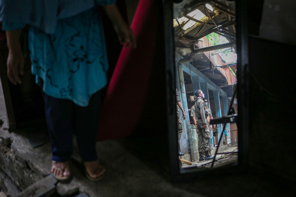 Petugas Satpol PP bersiap memindahkan barang pedagang saat pembongkaran Pasar Jatiuwung, Kota Tangerang, Banten.