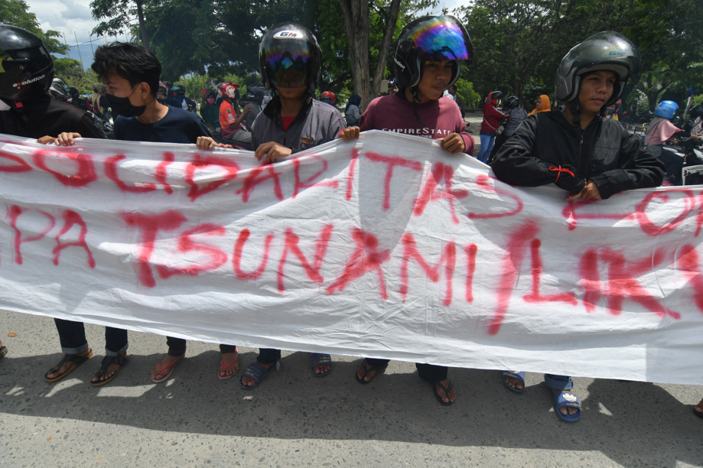 Sejumlah penyintas bencana gempa, tsunami, dan likuefaksi saat berunjuk rasa di Kantor Walikota Palu di Palu, Sulawesi Tengah.