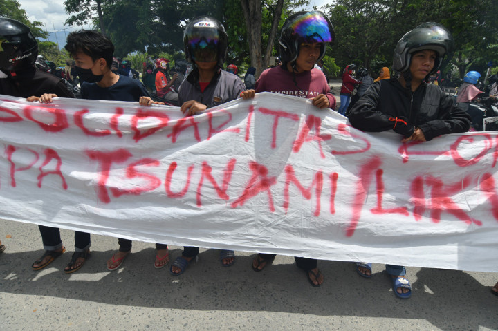 Sejumlah penyintas bencana gempa, tsunami, dan likuefaksi saat berunjuk rasa di Kantor Walikota Palu di Palu, Sulawesi Tengah.