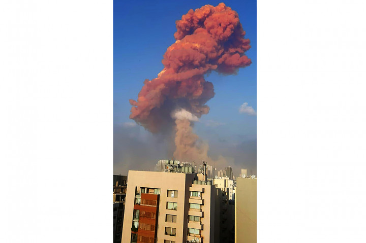 Berdasar pantauan di media sosial, ledakan tersebut menimbulkan bentuk mirip cendawan yang bergerak vertikal dari bawah ke atas.