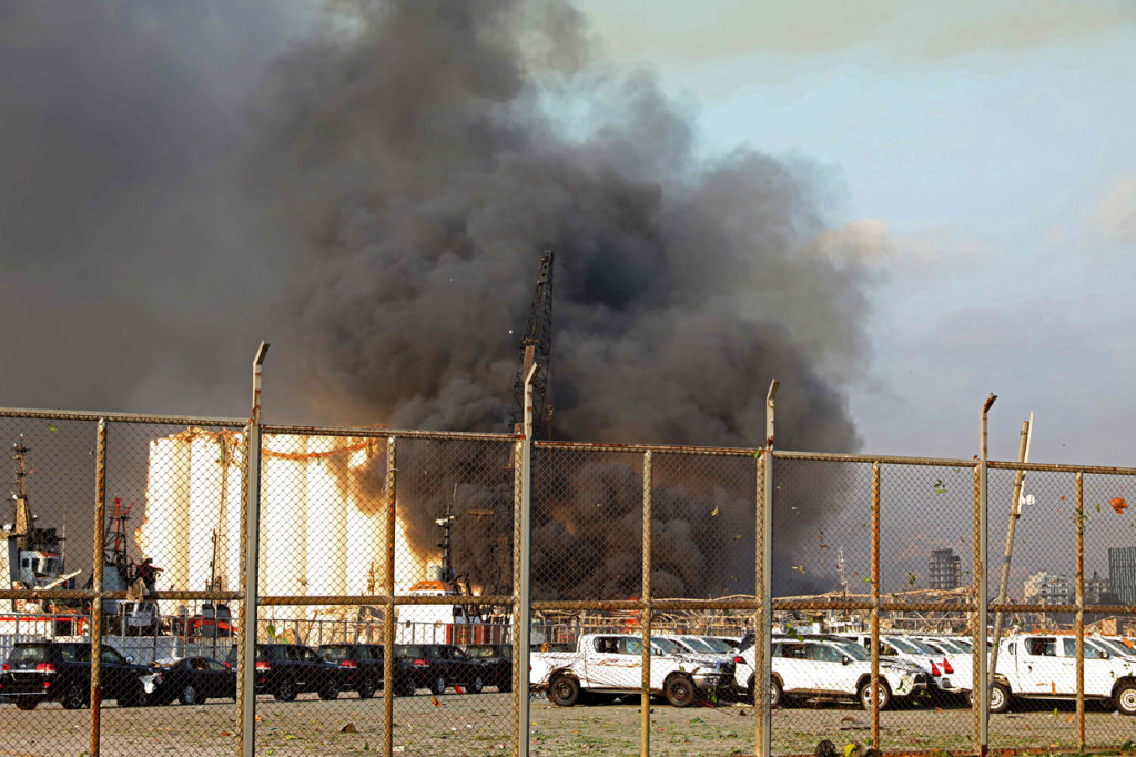 Ledakan besar itu terjadi di daerah pelabuhan di Beirut. Ledakan terasa di sebagian besar kota dan beberapa distrik di Beirut mengalami listrik padam.
