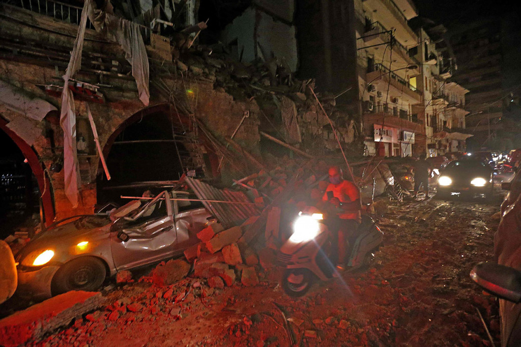 Kaca-kaca rumah penduduk pecah berantakan, sementara beberapa tembok jebol pascaguncangan ledakan dahsyat dari pelabuhan Beirut.