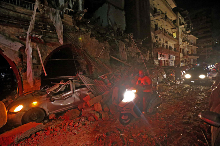 Kaca-kaca rumah penduduk pecah berantakan, sementara beberapa tembok jebol pascaguncangan ledakan dahsyat dari pelabuhan Beirut.