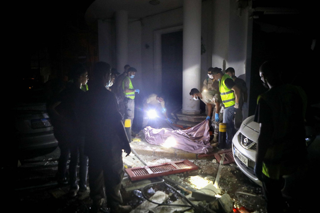 Petugas mengevakuasi jenazah korban ledakan. Untuk sementara korban tewas akibat dua ledakan dahsyat di Beirut sebanyak 78 orang. Korban tewas kemungkinan terus bertambah seiring proses evakuasi petugas.