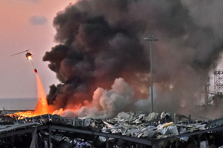 Upaya keras tim pemadam kebakaran saat berusaha menjinakkan api di pelabuhan Beirut.