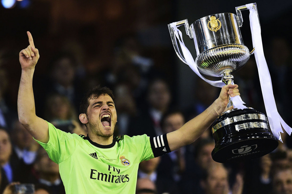 Mantan kiper Real Madrid dan timnas Spanyol Iker Casillas resmi mengakhiri karier profesionalnya selama 22 tahun dan memutuskan pensiun. Informasi tersebut dia sampaikan sendiri lewat media sosial pada Selasa, 4 Agustus waktu setempat.