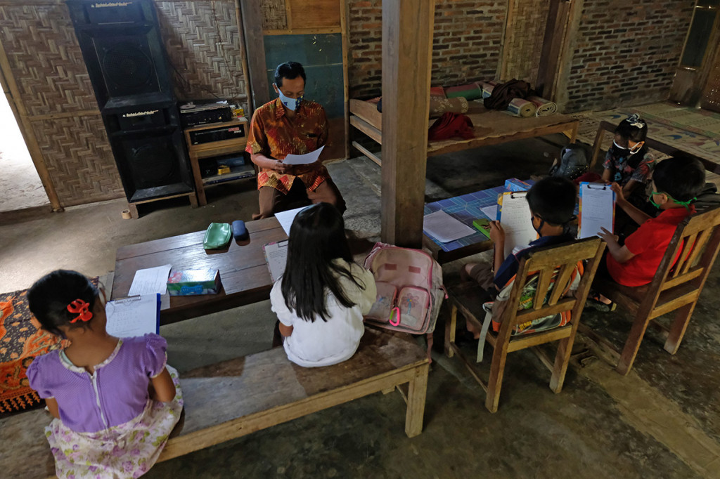 Pelajar kelas tiga SD Kanisius Kenalan mengikuti pembelajaran secara luar jaringan (luring) atau tatap muka di rumah warga di kawasan pegunungan Menoreh dusun Kapuhan, Majaksingi, Borobudur, Magelang, Jawa Tengah, Selasa, 4 Agustus 2020. ANTARA FOTO/Anis Efizudi