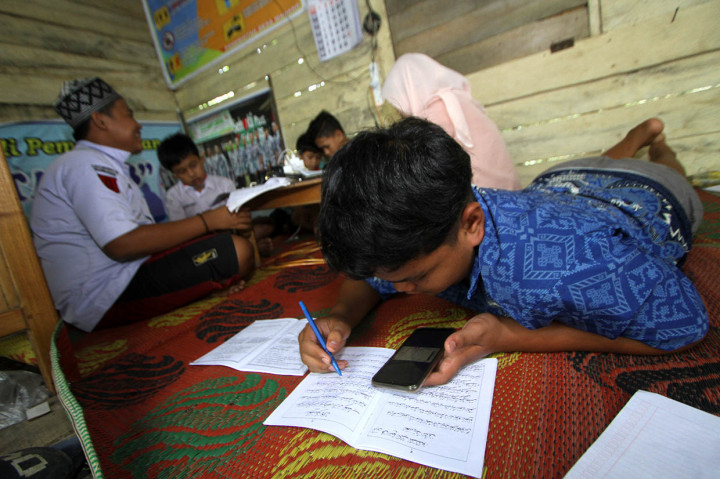 Siswa sekolah di pelosok Kalimantan Selatan masih kesulitan untuk mengikuti proses belajar mengajar daring selama masa pandemi covid-19 akibat sulitnya akses internet di daerah itu. ANTARA FOTO/Bayu Pratama S