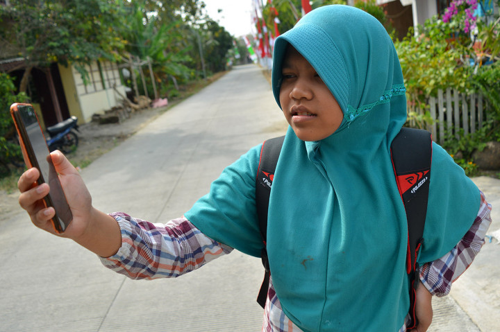 Siswa SMPN Plandaan mencari sinyal jaringan internet di Desa Marmoyo, Kecamatan Kabuh, Kabupaten Jombang, Jawa Timur, Selasa, 4 Agustus 2020. ANTARA FOTO/Syaiful Arif 