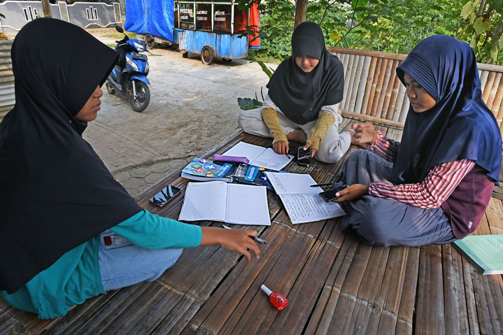 Siswa belajar bersama saat mengikuti pembelajaran dalam jaringan (daring) di Kompleks Perumahan Makmur Jaya, Drangong, Serang, Banten, Selasa, 4 Agustus 2020. ANTARA FOTO/Asep Fathulrahman