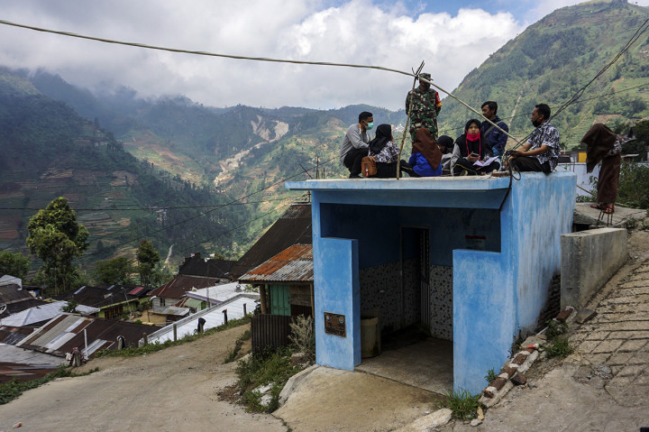 Saat pandemi covid-19, pihak SMP N 4 Bawang menerapkan pembelajaran siswa empat jam di ruang kelas dan sisanya di rumah masing-masing, dengan berinisiatif memasang jaringan internet gratis untuk siswa di lima titik dukuh sekitar sekolah dengan tujuan siswa dapat tetap belajar secara daring di tempat tinggal mereka. ANTARA FOTO/Harviyan Perdana Putra