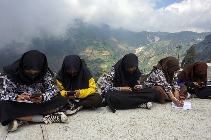 Saat pandemi covid-19, pihak SMP N 4 Bawang menerapkan pembelajaran siswa empat jam di ruang kelas dan sisanya di rumah masing-masing, dengan berinisiatif memasang jaringan internet gratis untuk siswa di lima titik dukuh sekitar sekolah dengan tujuan siswa dapat tetap belajar secara daring di tempat tinggal mereka. ANTARA FOTO/Harviyan Perdana Putra