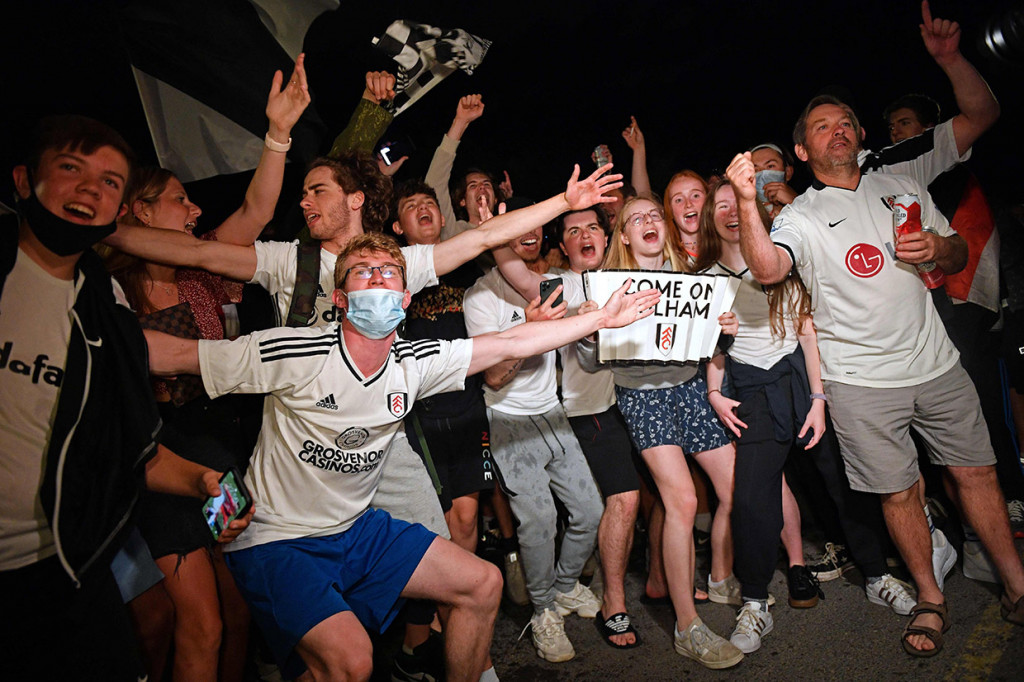 Ratusan pendukung tim berjuluk The Cottagers tersebut berkumpul di luar stadion Craven Cotage, di London barat untuk merayakan keberhasilan timnya kembali ke Liga Premier.
