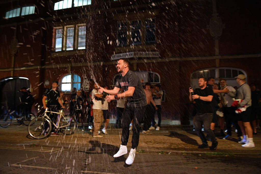 Fulham kembali ke Liga Premier berkat dua gol full-back Joe Bryan pada babak tambahan yang membuat mereka menang 2-1 atas Brentford. Satu-satunya gol Brentfortd dicetak oleh Henrik Dalsgaard. 