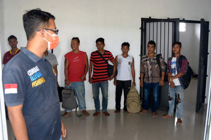 Petugas mengumpukan sembilan nelayan Myanmar saat persiapan untuk dideportasi di Pangkalan Pengawasan Sumber Daya Kelautan dan Perikanan (PSDKP) Lampulo, Banda Aceh, Aceh.