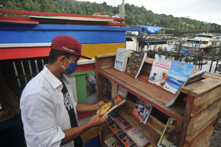 TBM Lentera Kota Tua menyediakan bacaan gratis bagi warga sekitar ataupun pengunjung kota tua sekaligus menawarkan suasana kapal-kapal dan sungainya yang bersejarah itu.