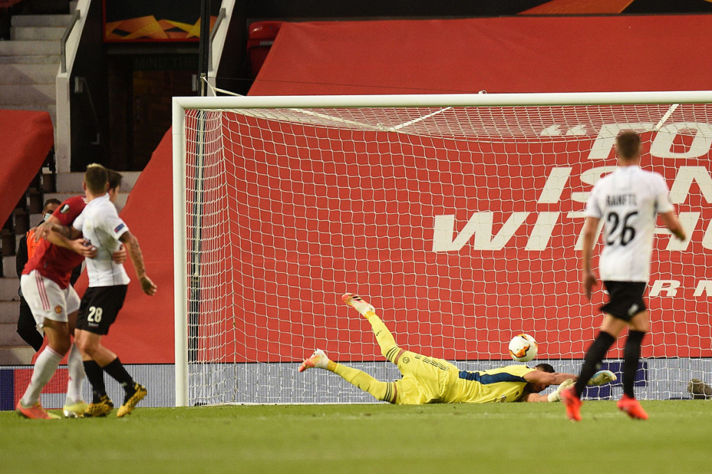 Pada menit ke-32 tim tamu berpeluang membuka keunggulan lewat Marco Raguz. Namun sepakannya masih berhasil dihalau kiper MU Sergio Romero.